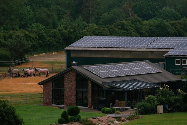 Maison avec panneaux solaires sur le toit Énergie produite par la nature Énergie produite par le soleil