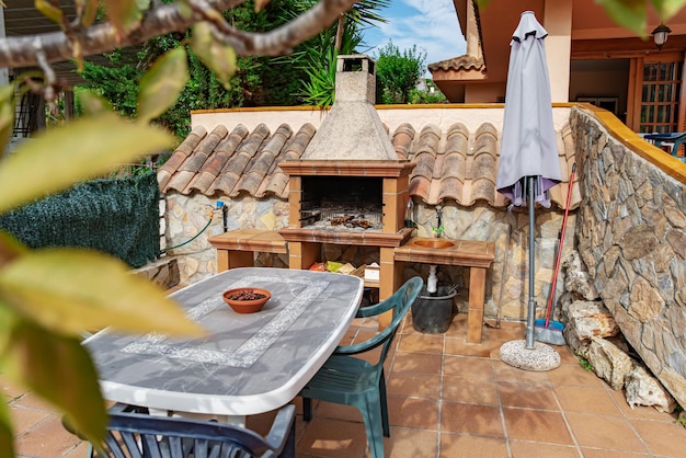 Maison patio avec four en brique pour barbecue