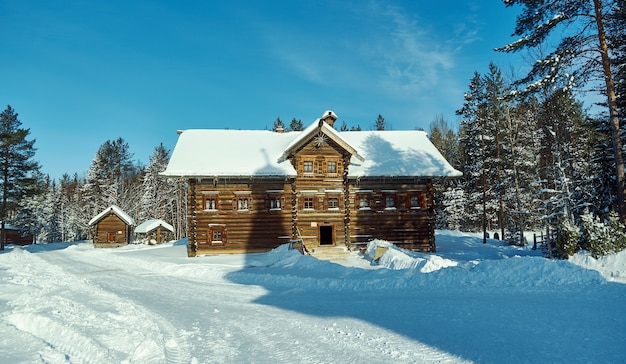 Maison paysanne traditionnelle russe en bois , village de Malye Karely, région d'Arkhangelsk, Russie