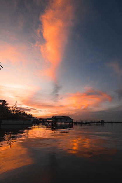 Photo maison de pêcheur sur l'eau et le ciel est magnifique le soir