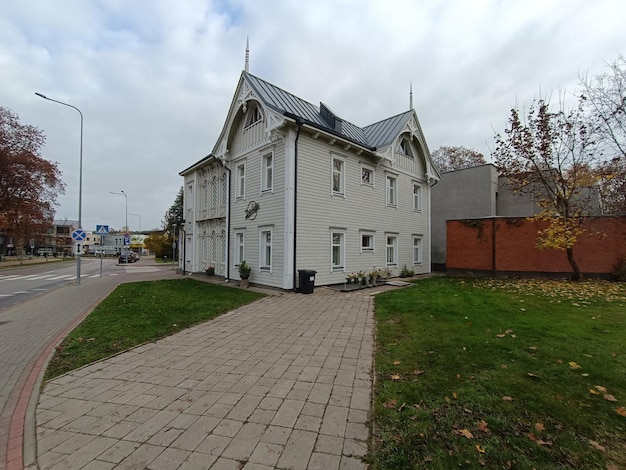 Photo une maison avec une pelouse verte et un mur de briques rouges