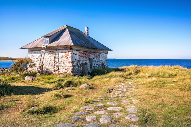 Maison en pierre et escalier en bois sur l'île de Zayatsky dans la mer Blanche