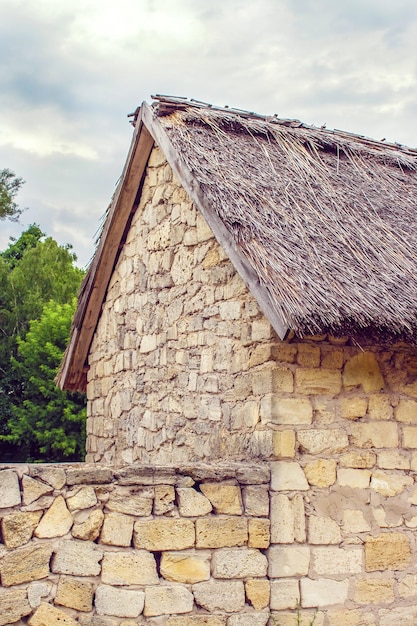 Maison en pierre ukrainienne sous un toit de chaume