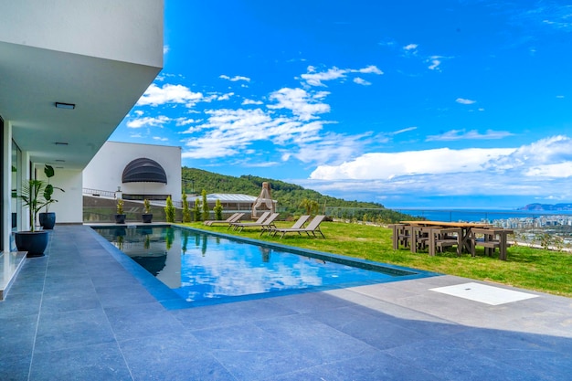 La maison a une piscine et une vue sur l'océan.