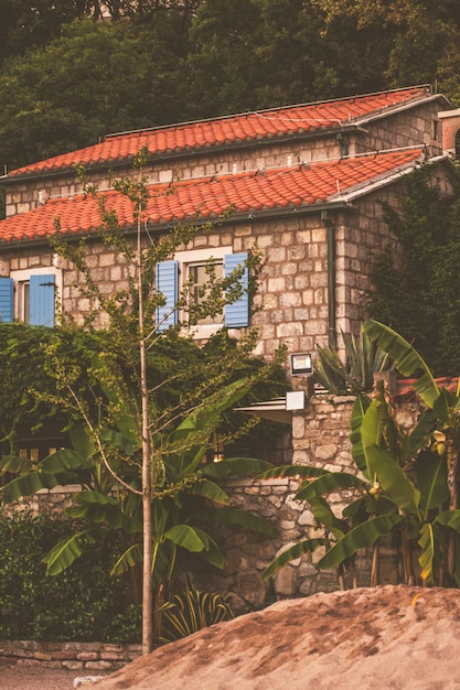 Maison sur la plage au coucher du soleil, Monténégro