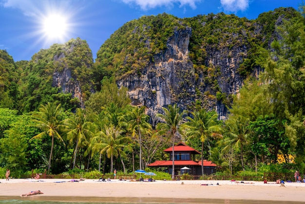 Photo maison de plain-pied au toit rouge sur la plage de railay à l'ouest d'ao nang krabi th