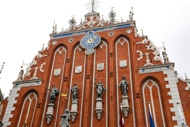 Maison des points noirs et l'église Saint-Pierre de Riga en Lettonie.