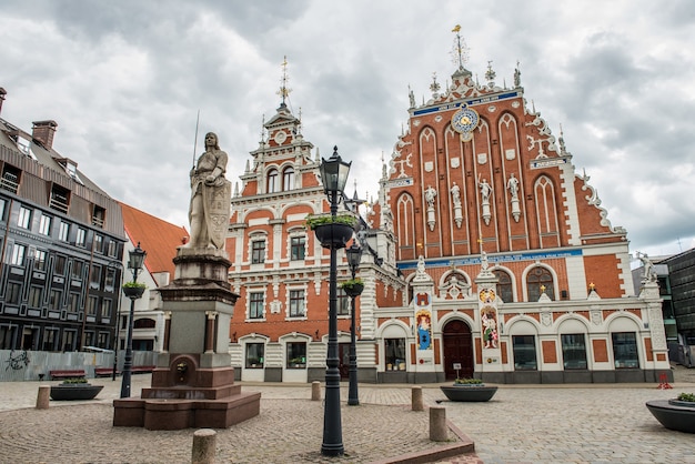 Photo maison des points noirs sur la place de l'hôtel de ville, riga, lettonie