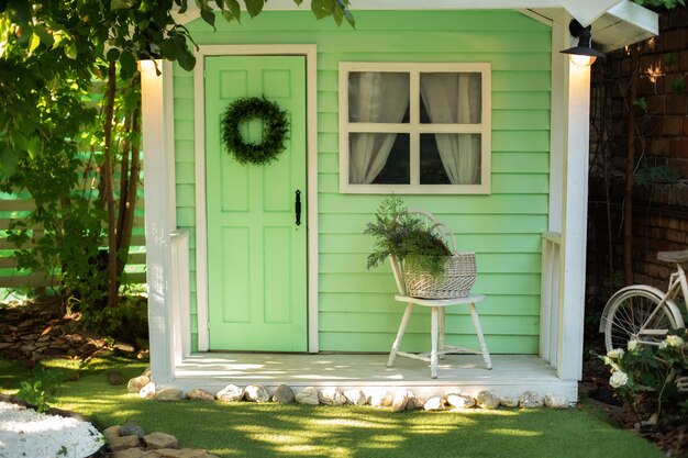 Maison porche en bois avec mobilier Maison véranda intérieure avec chaise Façade Maison avec jardin