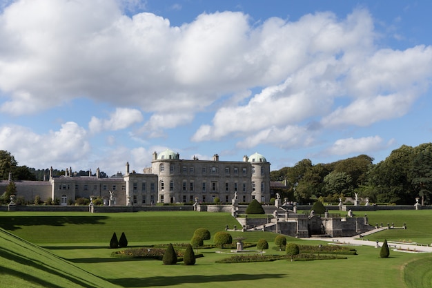 Maison Powerscourt au jardin Powerscourt. Vue panoramique. C'est l'une des principales attractions touristiques d'Irlande.