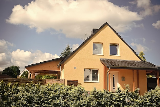 Maison privée le jour d'été ensoleillé sur le paysage de campagne