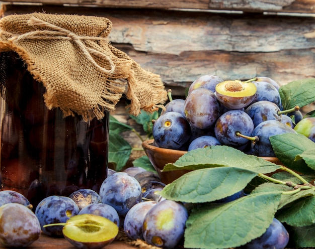 Photo maison de prunes mûres pour faire de la confiture. la nature.