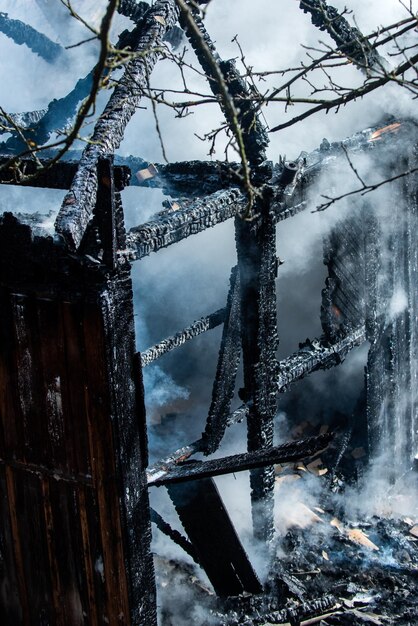 Maison qui a brûlé le feu dans une maison de campagne