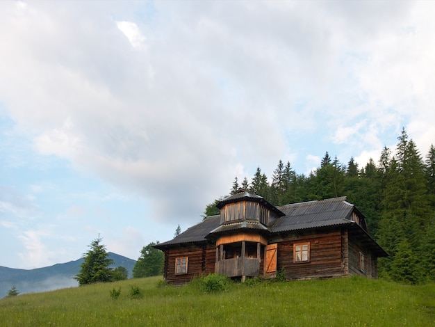 Maison de refuge rural touristique à flanc de montagne d'été