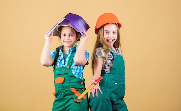 Maison de rénovation familiale Contrôler le processus de rénovation Les enfants sont heureux de rénover la maison Activité d'amélioration de l'habitat Les filles avec des outils planifient la rénovation Les sœurs des enfants rénovent leur chambre