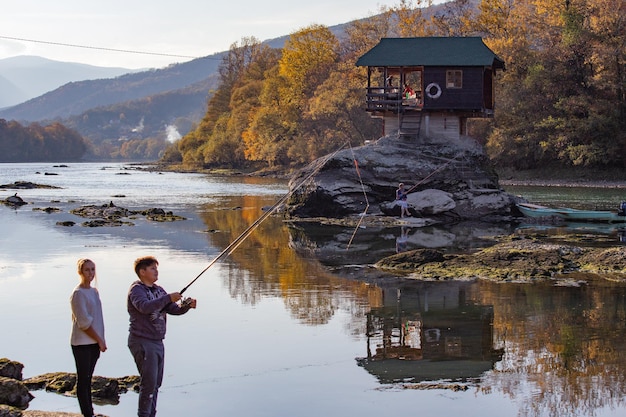 Maison de la rivière Drina, maison en bois ressemblant à une cabane sur le rocher au milieu de la rivière Drina