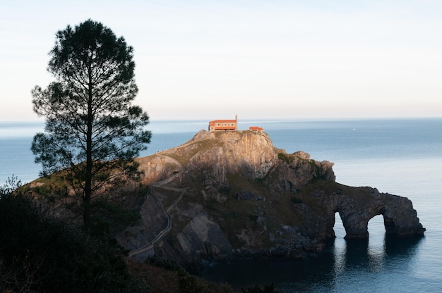 Une maison sur un rocher surplombant l'océan