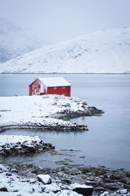 Maison rorbu rouge en hiver, îles Lofoten, Norvège