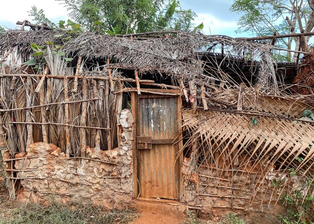 Une maison en ruines dans un village africain par une journée ensoleillée