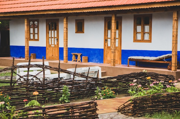 Maison rurale en argile et toit en argile