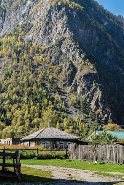 Maison rurale dans un village de montagne. La Russie, l'Altaï, la vallée de Chulyshman, le village de Balykcha