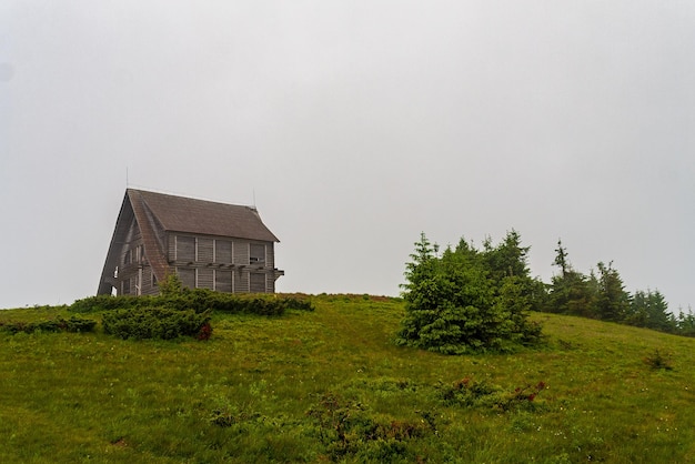 Maison solitaire au sommet d'une montagne