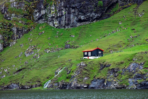 Maison solitaire dans la région de saksun à féroé