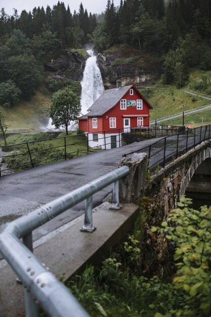 Maison de style norvégien près du pont