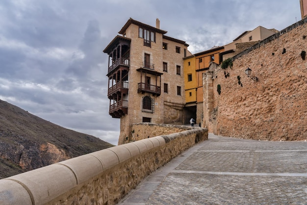 Maison suspendue pas de falaise avec balcons en bois à Cuenca, Espagne