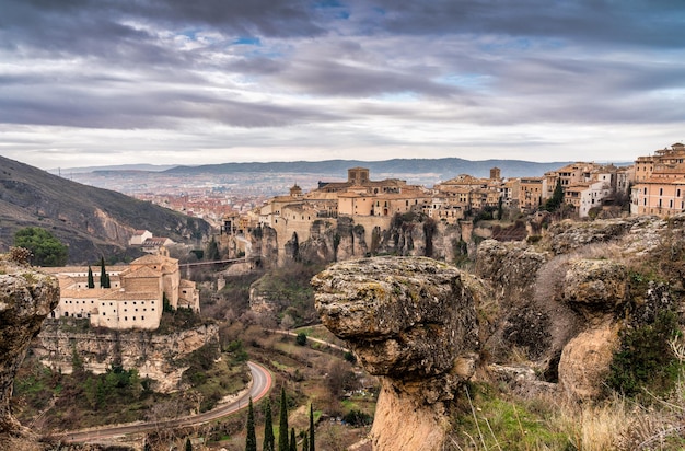 Maison suspendue pas de falaise avec balcons en bois à Cuenca, Espagne