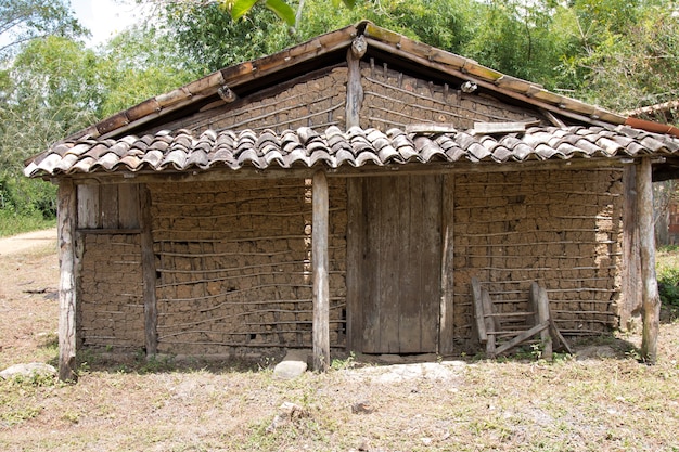 Maison de taipa rustique en bois et en argile.