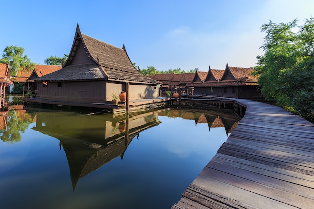 maison thaïlandaise dans l&#39;eau