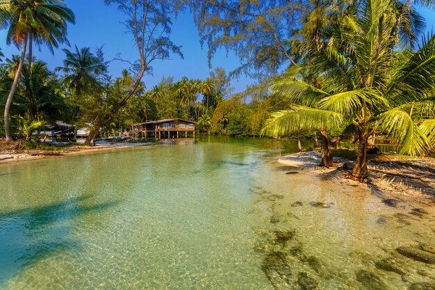 Maison thaïlandaise sur l'eau