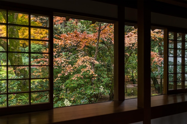 Maison de thé japonaise en automne