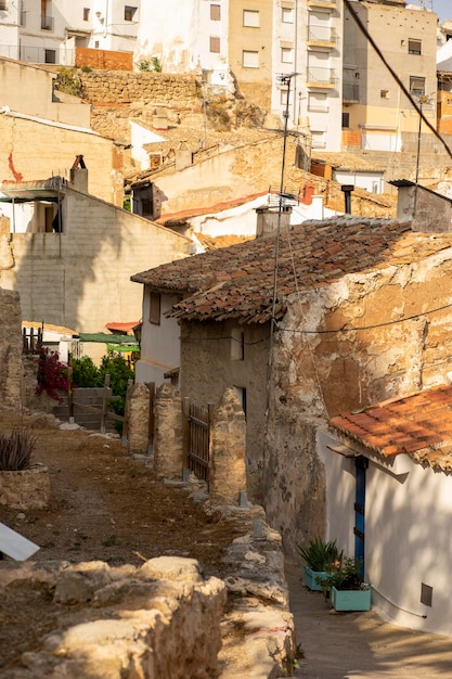 Une maison avec un toit rouge et un toit rouge