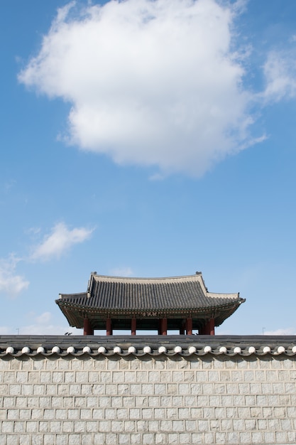 Maison traditionnelle coréenne avec des cumulus