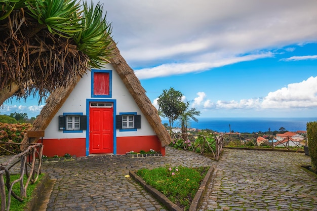 Maison traditionnelle dans le village de l'île de Santana Madère Portugal