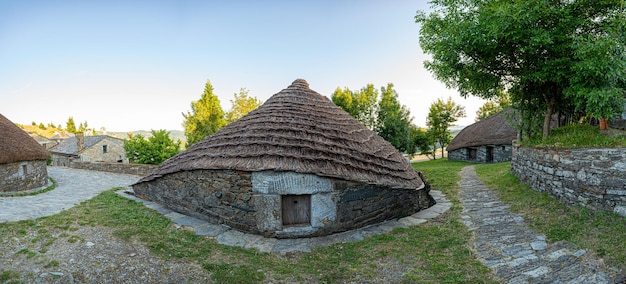 Maison traditionnelle dans la ville d'O Cebreiro connue sous le nom de Palloza avec toit de chaume en pierre
