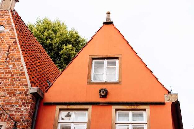 Photo maison traditionnelle à façade peinte en orange dans la vieille ville de brême