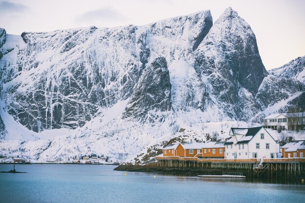 Photo maison traditionnelle norvégienne en bois rorbu