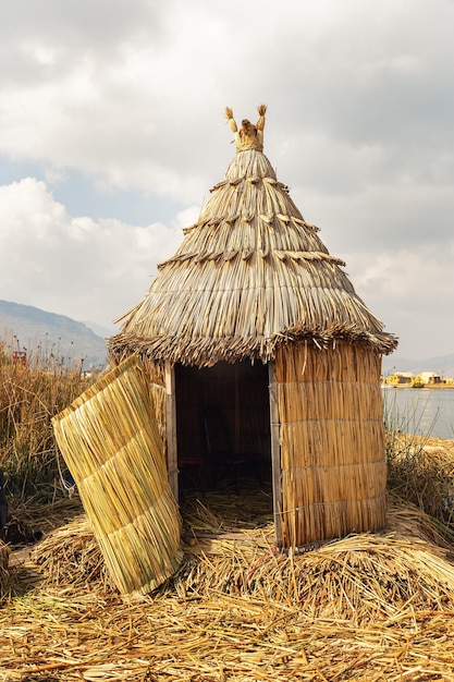 Une maison traditionnelle péruvienne en roseau sur l'île flottante d'Uros sur le lac Titicaca, au Pérou