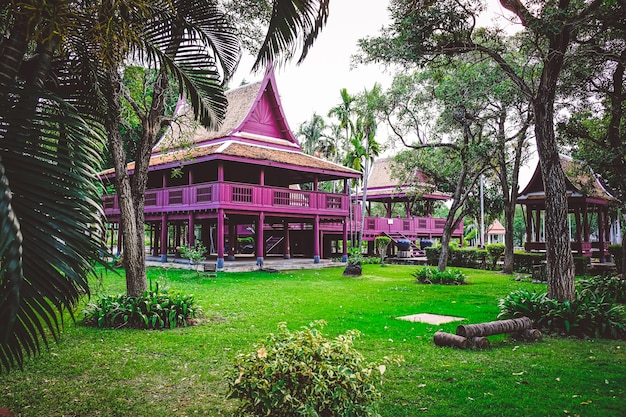 Maison traditionnelle thaïlandaise Architecture de la culture asiatique avec jardin reopical