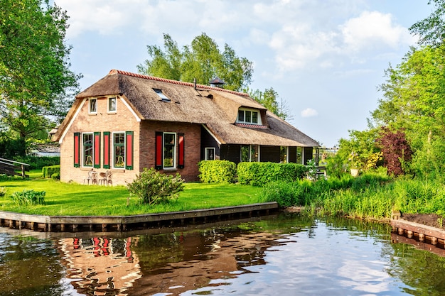 Maison traditionnelle avec toit de chaume rustique en Pays-Bas