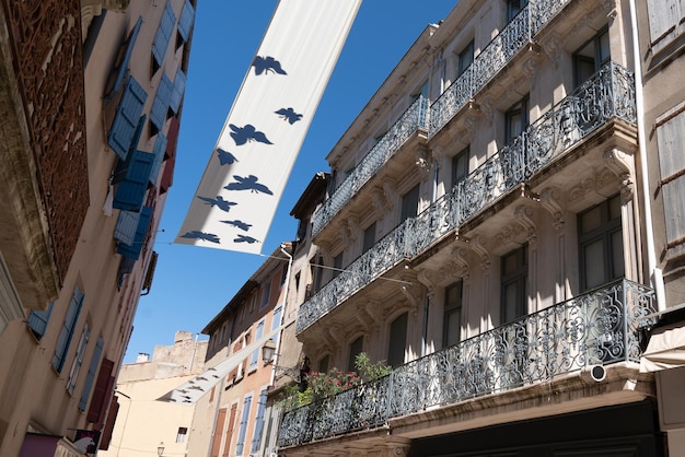 Maison typique immeuble d'appartements battant pavillon d'oiseau hissé dans la rue à Narbonne