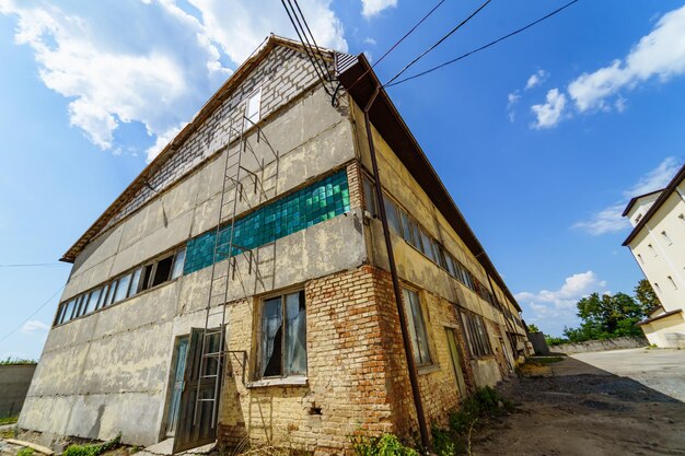 Maison d'usine abandonnée en plein air Vieille construction extérieure