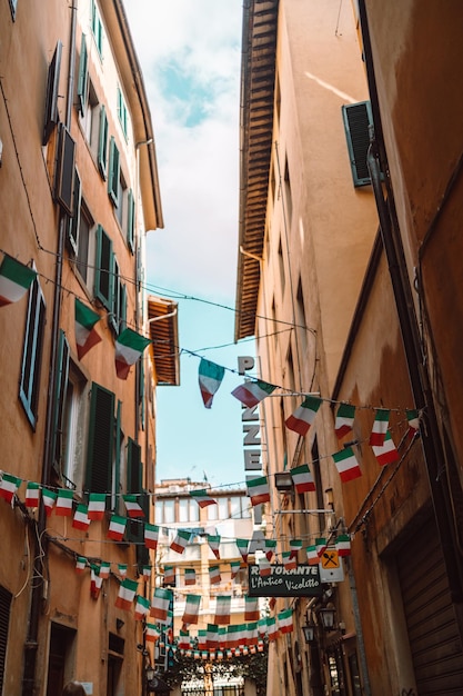 Maison de vacances dans la ville italienne des rues avec des drapeaux italiens et des bâtiments anciens Pise Italie