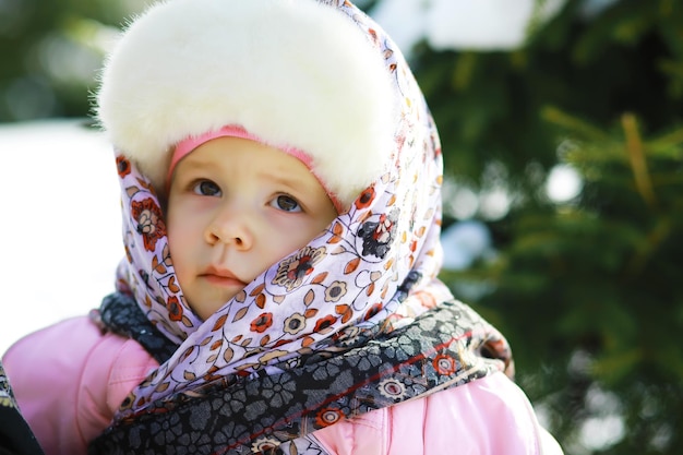 Maison de vacances traditionnelle russe au début du printemps Voir l'hiver Mardi gras Famille avec enfants en hiver dans le parc