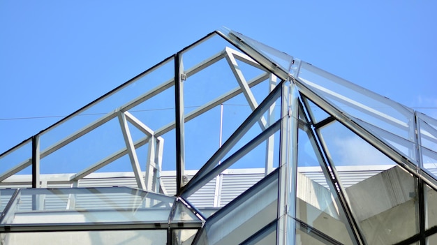 une maison de verre dans le ciel