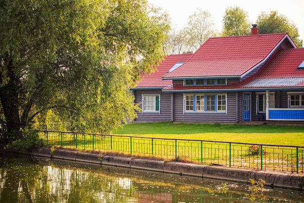 Une maison de village au bord de la rivière dans la forêt par une journée ensoleillée un bon endroit pour vivre dans la nature dans un environnement propre ...