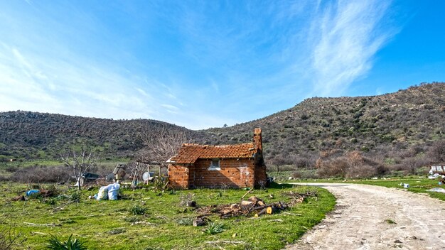 Une maison de village en briques rouges dans le village de Dikili, Izmir